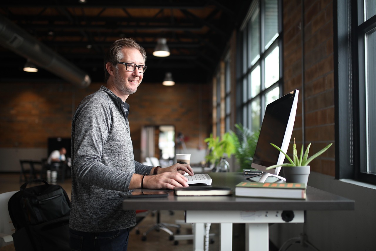 Office desk, man, business — Tips for Trading on the Go with MetaTrader 4 for Android